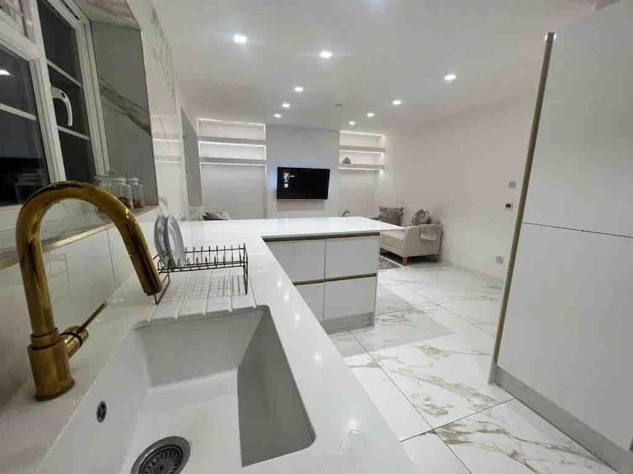 Premium Private Apartment Minutes To Central Лондон Экстерьер фото